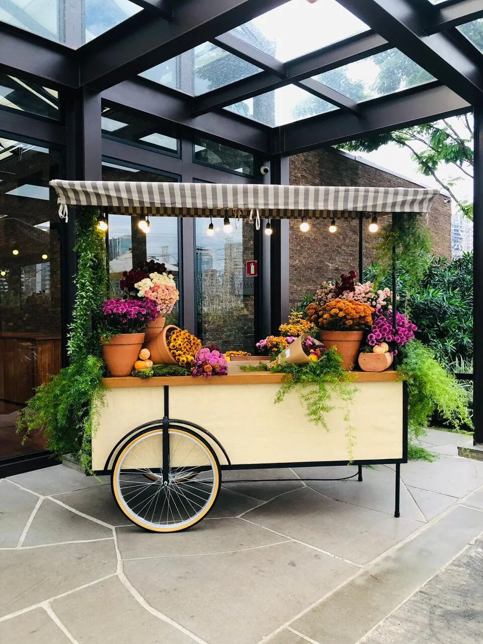 Carrinho gourmet com toldo listrado