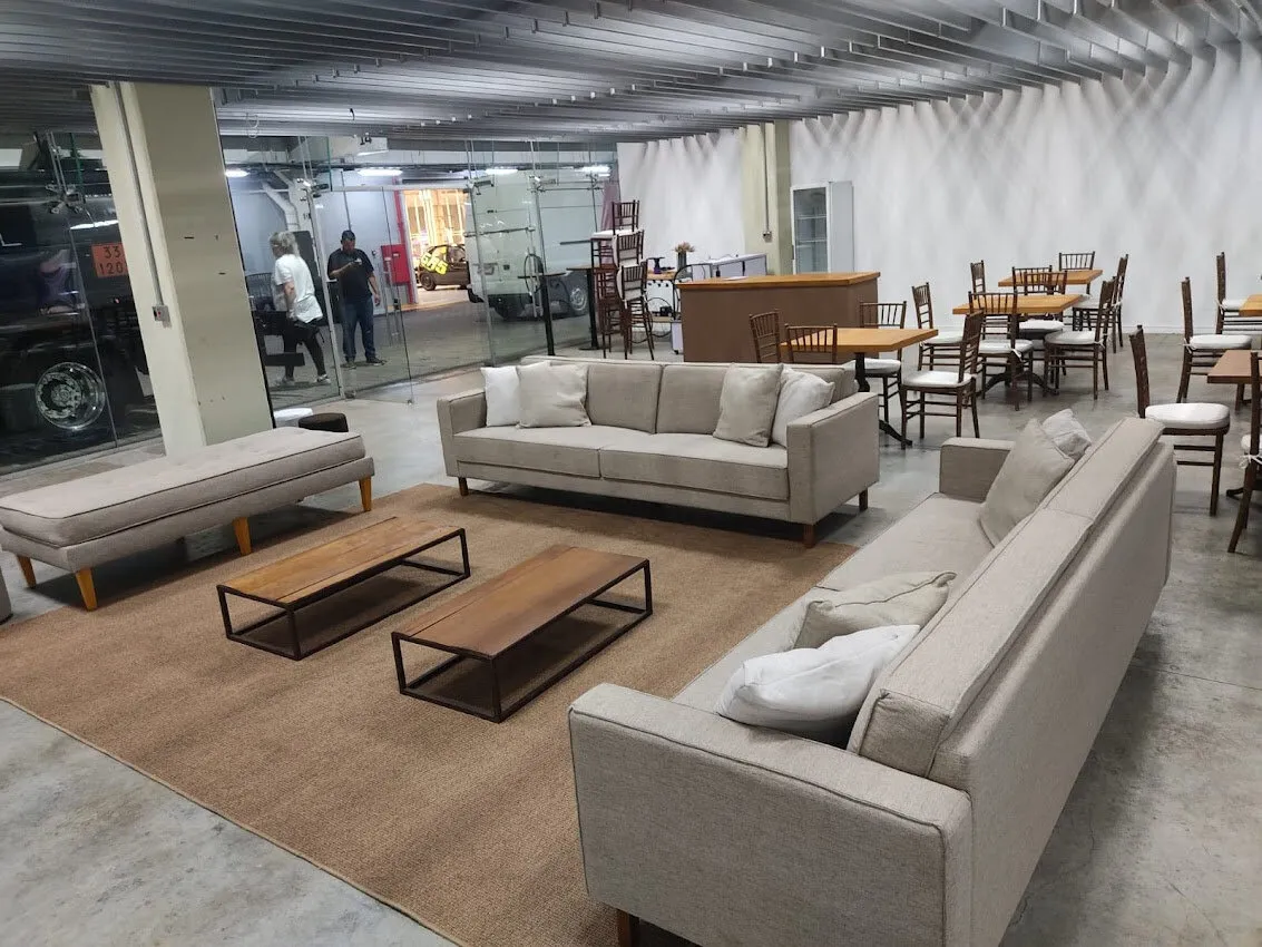 Lounge com sofás Due de linho, mesas de centro Iron e tapete de sisal