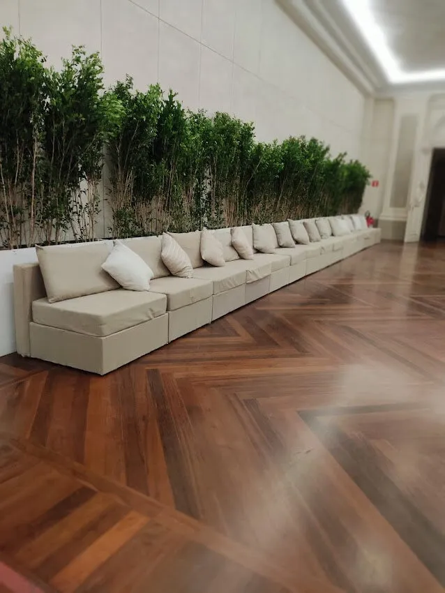 Sofá modular bege ao longo da parede