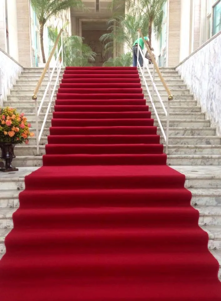 Passadeira vermelha na escadaria de mármore
