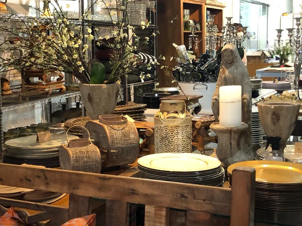 Lanterna Corby amarela no showroom