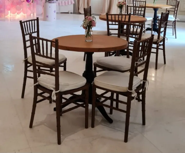 Bistrô baixo com cadeiras Tiffany almond