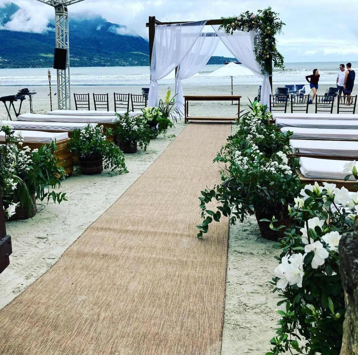 Passadeira de sisal na cerimônia na praia