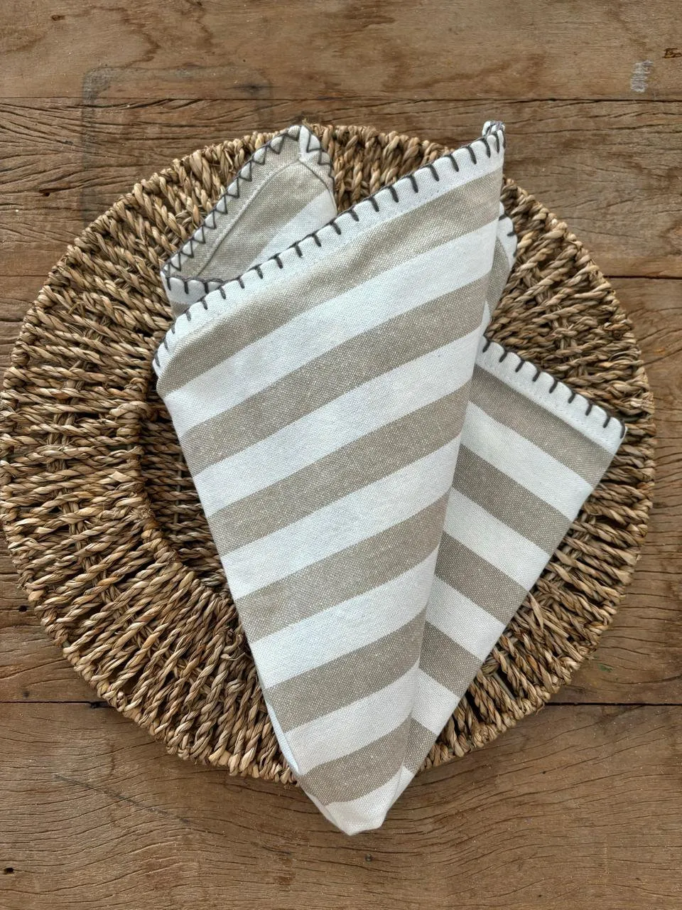 Sousplat de sisal com guardanapo de linho listrado
