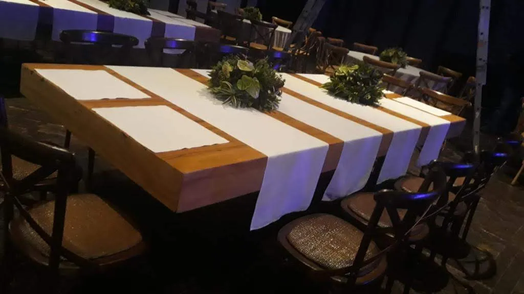 Mesa de madeira com caminhos brancos atravessados