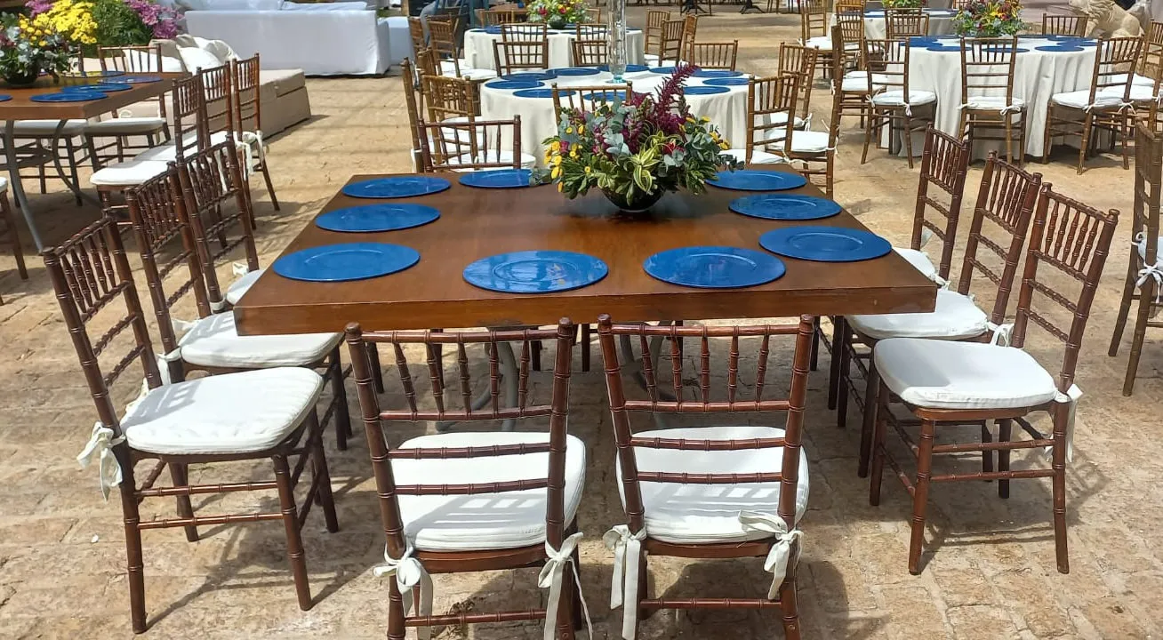Mesa de madeira com sousplats azuis e cadeiras Tiffany