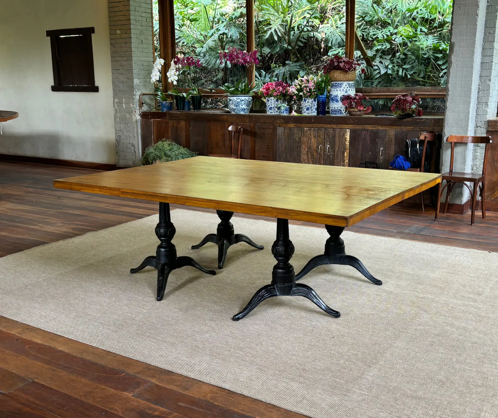 Mesa de madeira com bases abacaxi sobre tapete de sisal