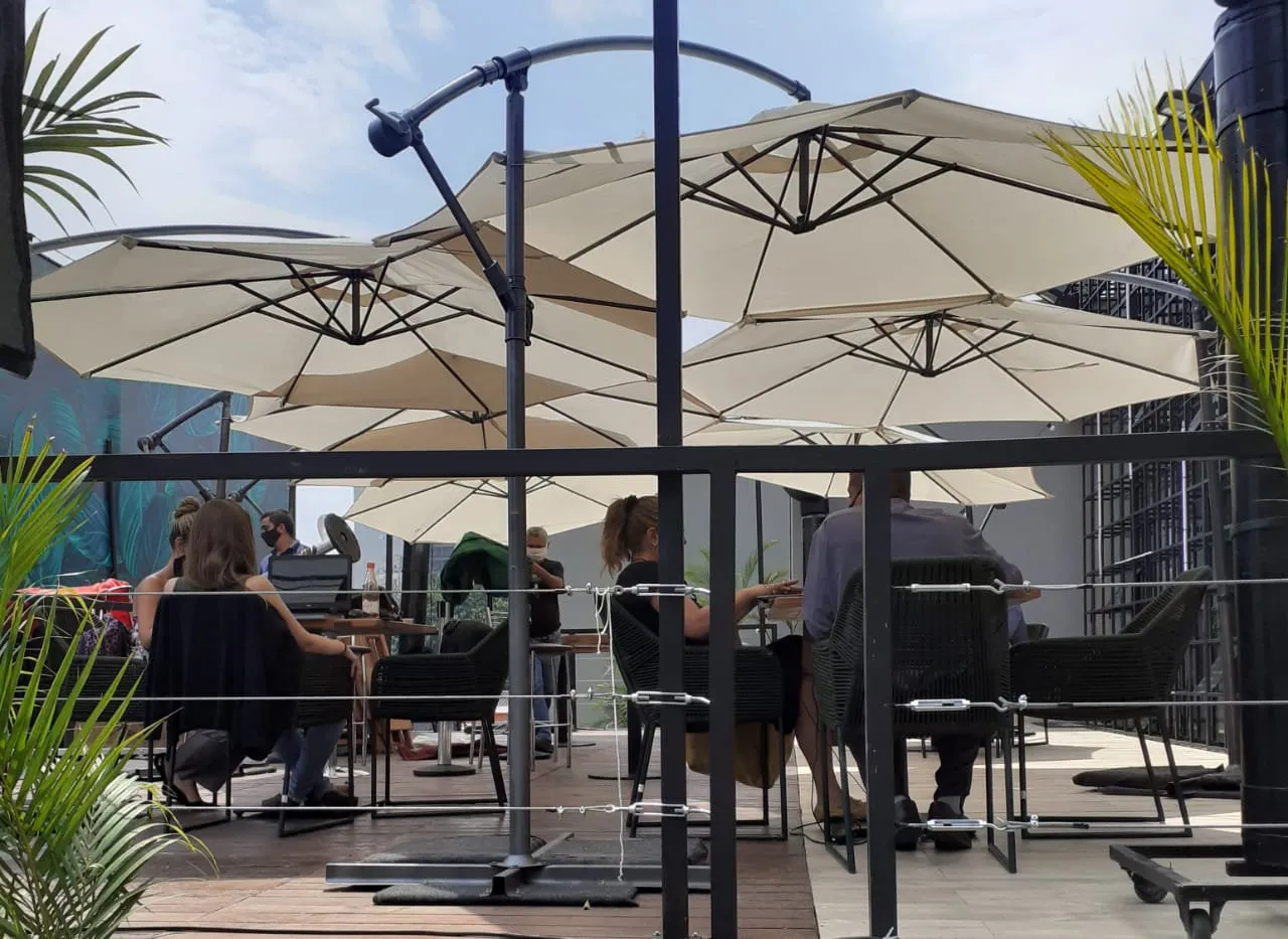 Ombrelones laterais no terraço