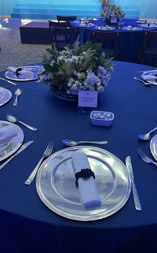 Toalha azul-marinho com sousplats prata