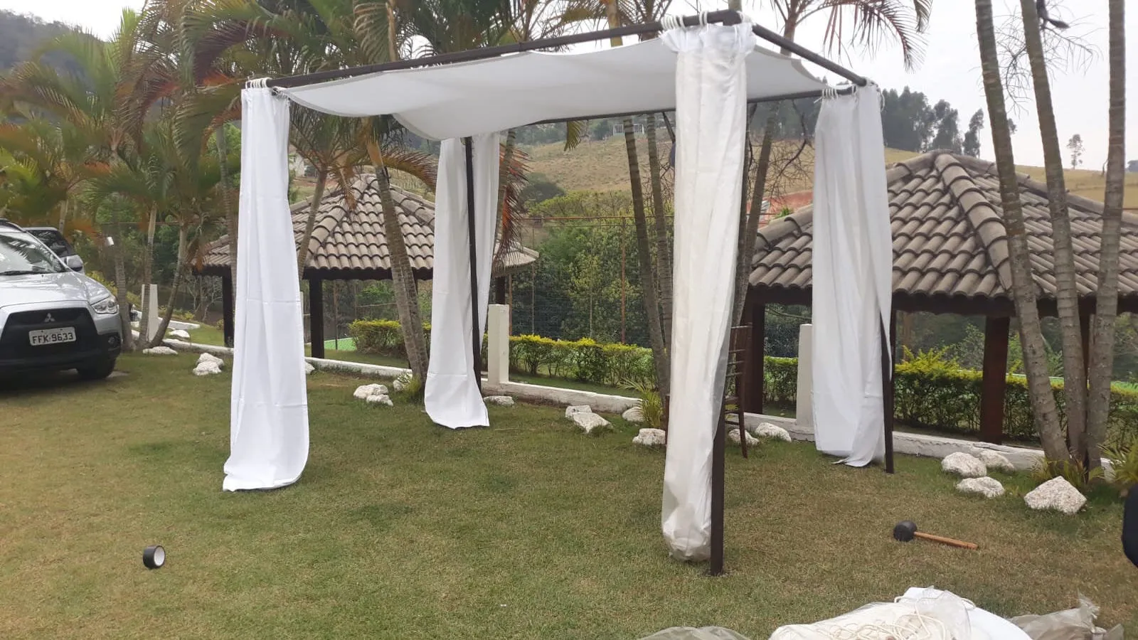 Gazebo com cortinas no gramado