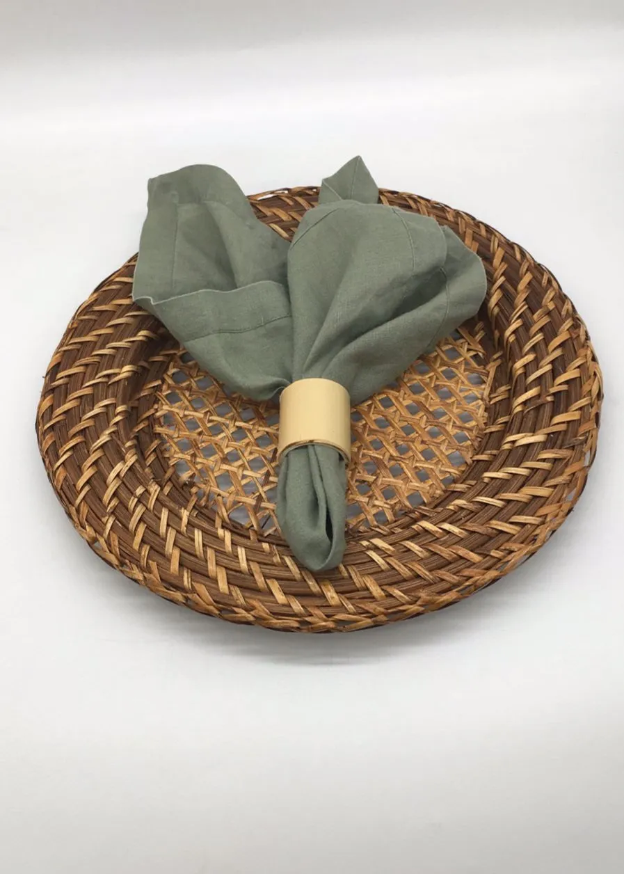 Sousplat de rattan com guardanapo de linho oliva