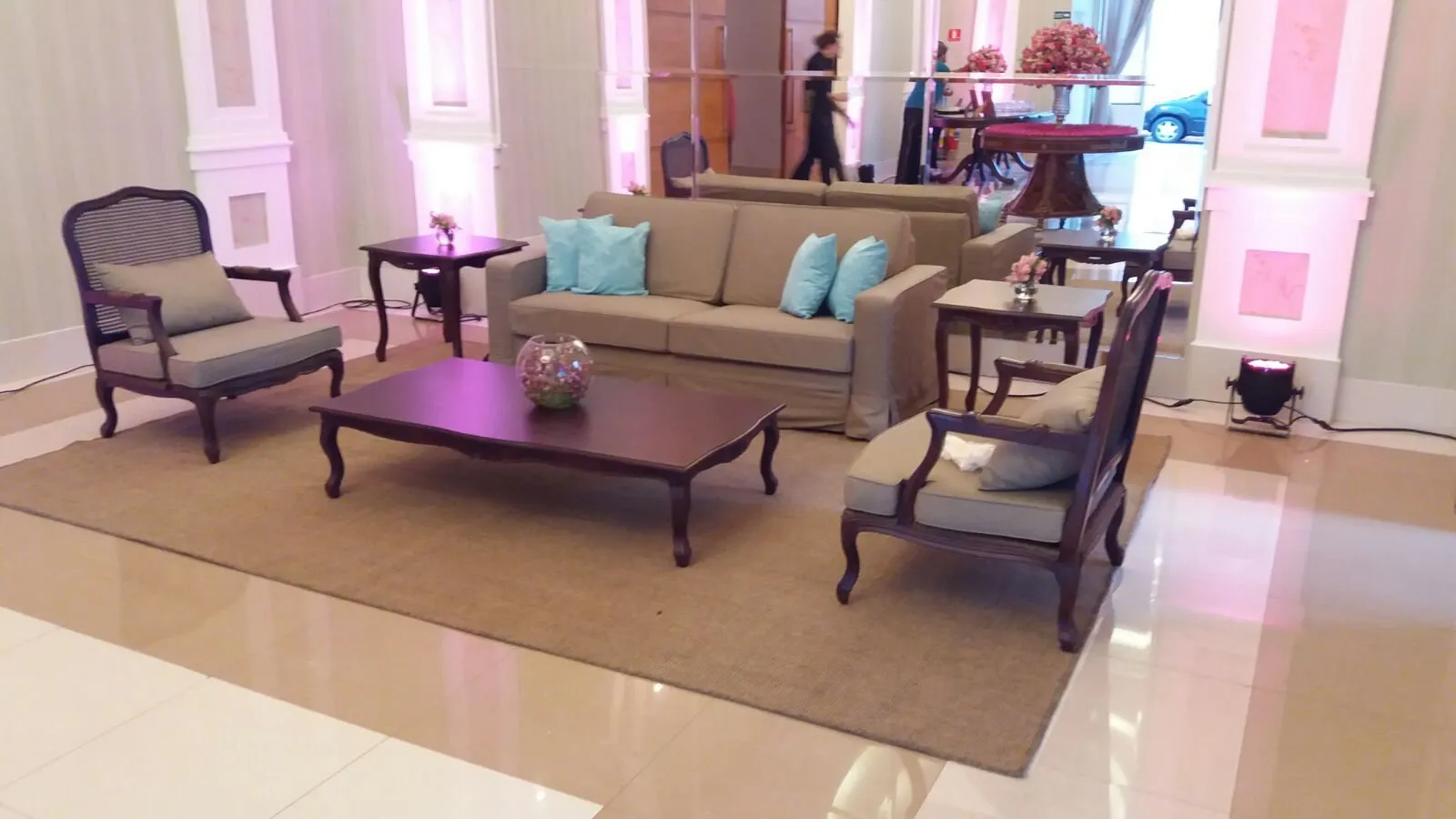 Lounge com poltronas Luís XV e almofadas azul-turquesa