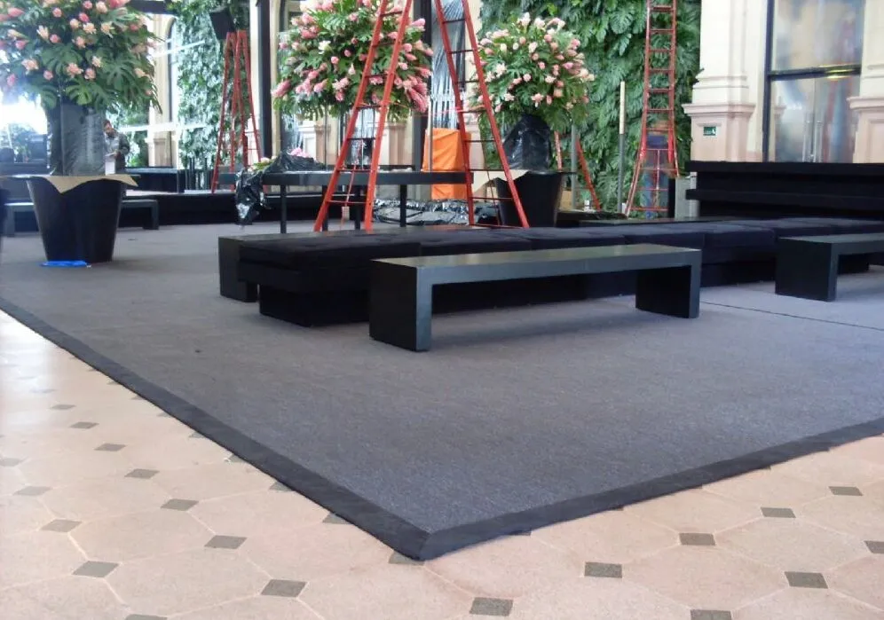Forração em carpete cinza com debrum preto