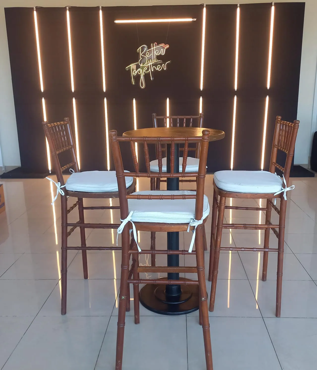 Bistrô alto com cadeiras Tiffany altas almond