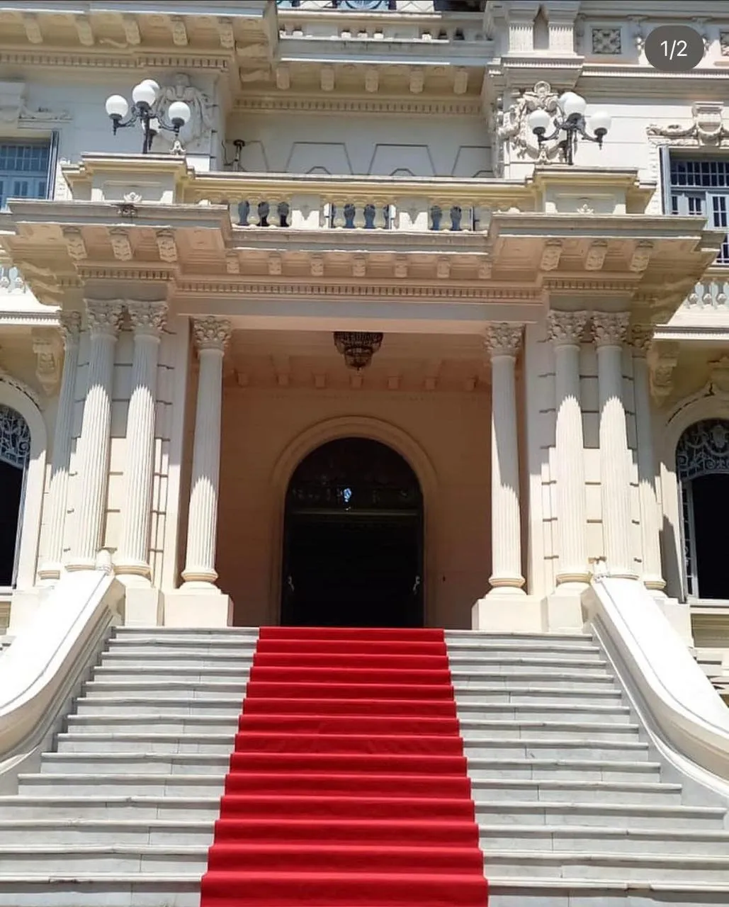 Passadeira vermelha na escadaria do palácio