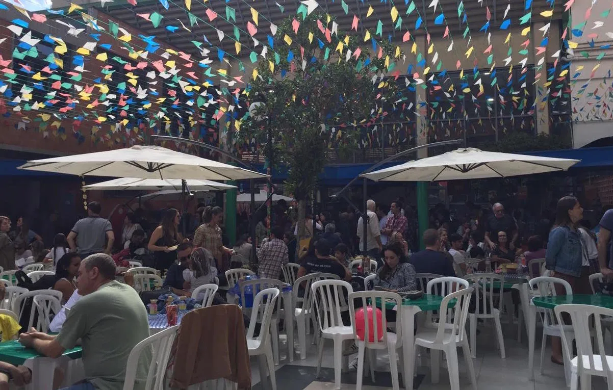 Ombrelones laterais e cadeiras plásticas em festa junina