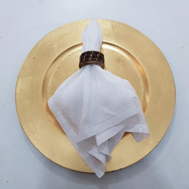 Sousplat dourado com guardanapo de linho branco