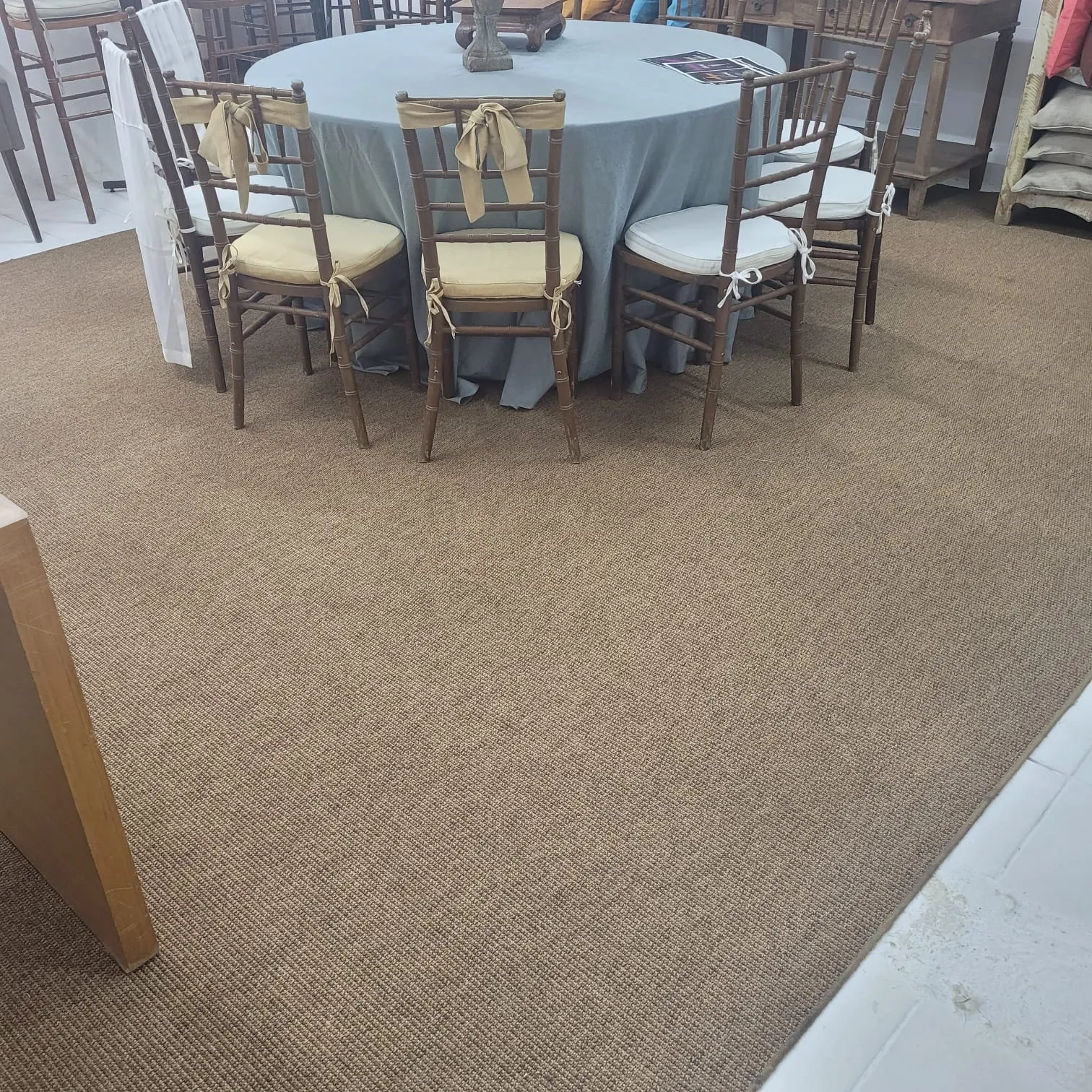 Tapete de sisal com cadeiras Tiffany almond