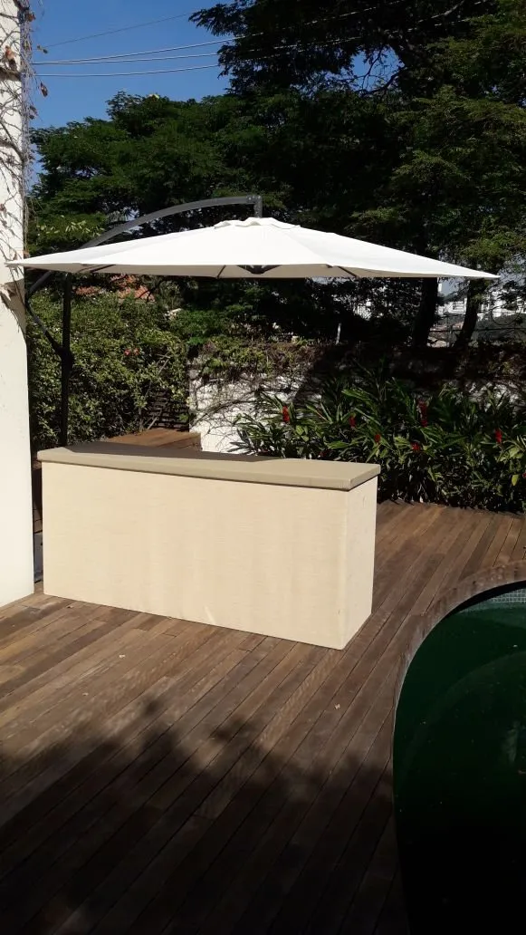 Ombrelone lateral com buffet fendi no deck da piscina