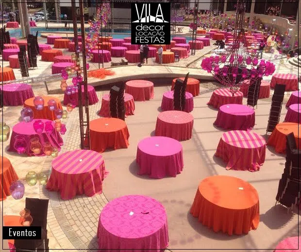 Mesas redondas com toalhas pink e laranja