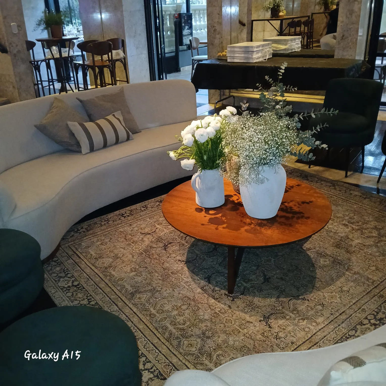Tapete Vintage cinza no lounge com sofá curvo