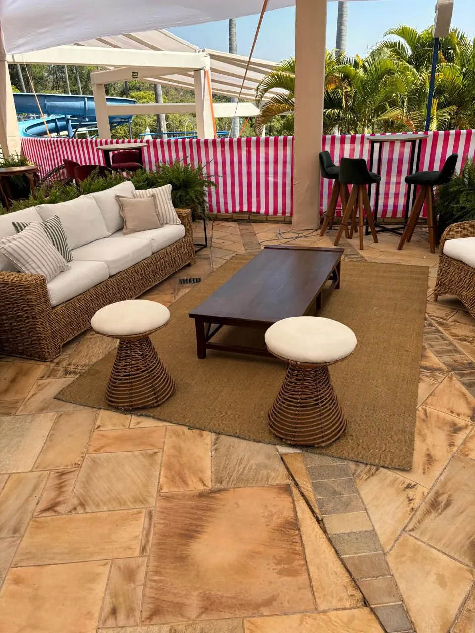 Tapete de sisal no lounge à beira da piscina