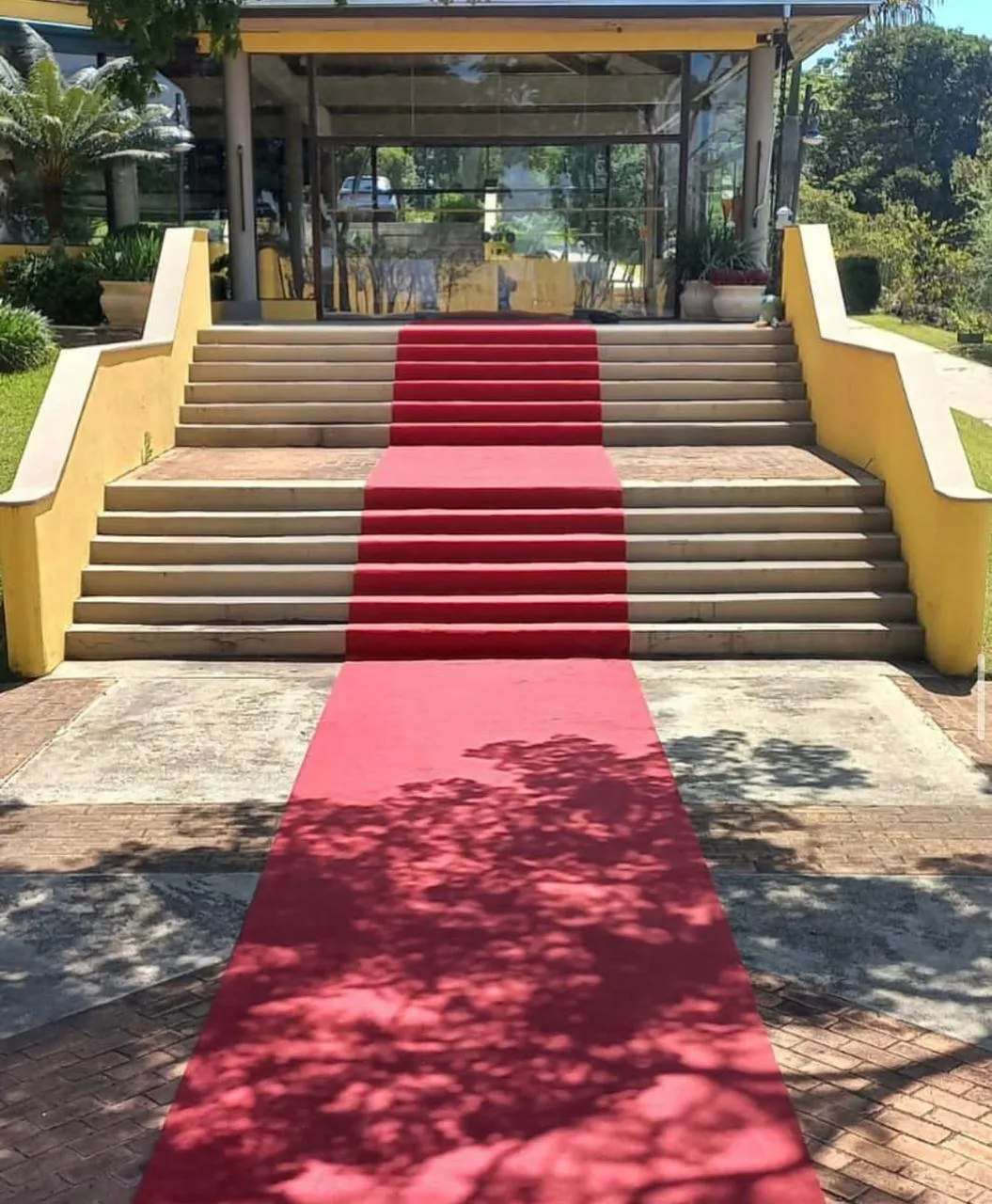 Passadeira vermelha na entrada do salão