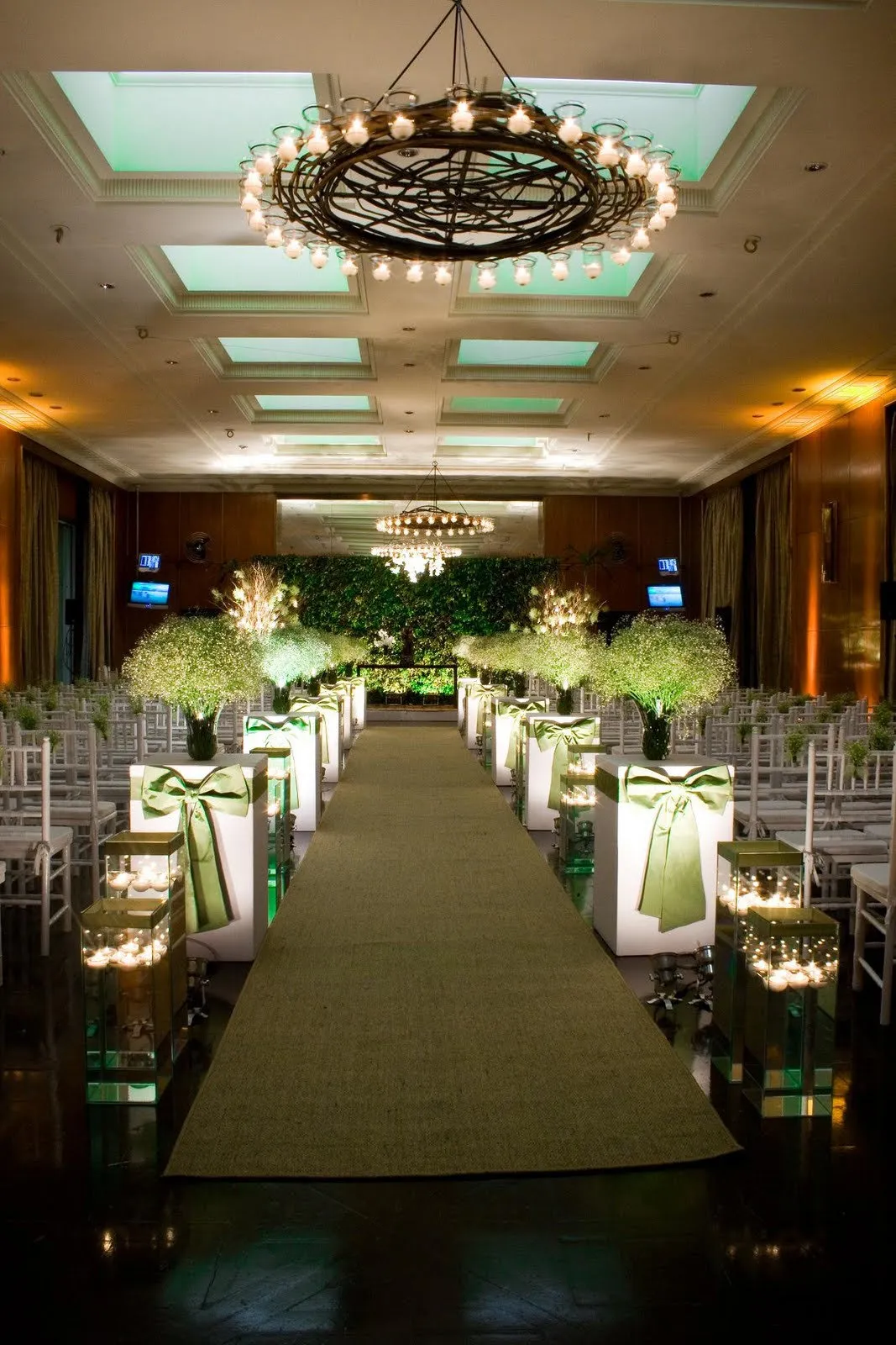 Passadeira de sisal com cadeiras Tiffany brancas