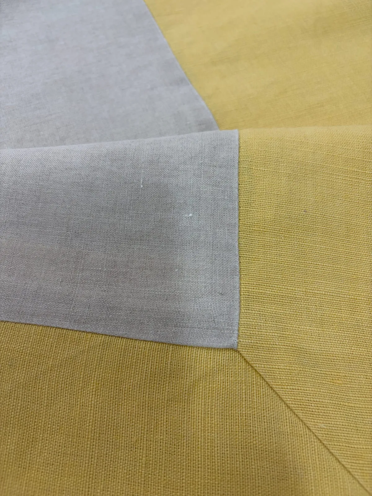 Sobretoalha Vianna · Amarelo e Fendi